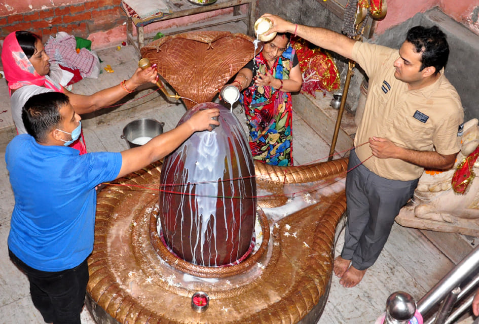 सहारनपुर में नाग पंचमी पर राधा विहार स्थित नामेश्वर मन्दिर में शिवलिंग दूध चढाते श्रद्घालु सहारनपुर में नाग पंचमी पर राधा विहार स्थित नामेश्वर मन्दिर में शिवलिंग दूध चढाते श्रद्घालु