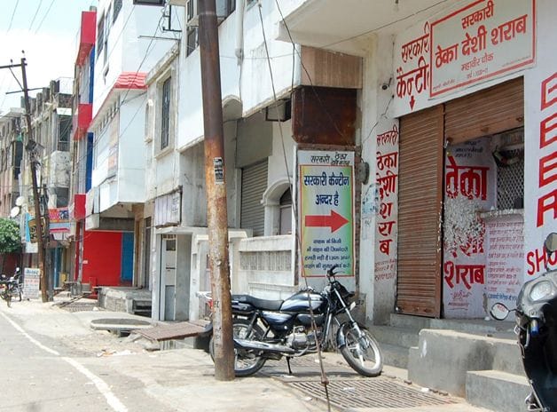 साप्ताहिक लॉकडाउन में खुली बीयर शॉप।