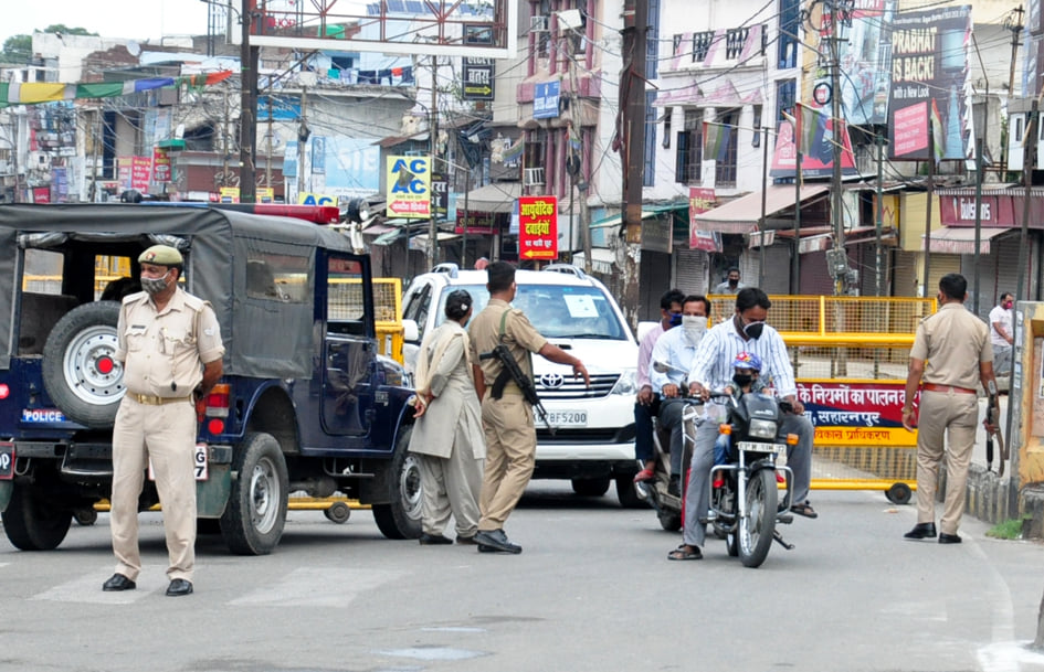 सहारनपुर में लॉकडाउन क दौरान वाहन चालक सड़को पर घूमते लोग को रोकती पुलिस सहारनपुर में लॉकडाउन क दौरान वाहन चालक सड़को पर घूमते लोग को रोकती पुलिस