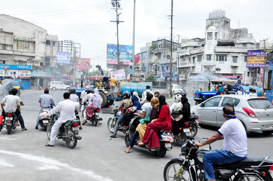 सहारनपुर में लॉकडाउन का उलघंन घंटाघर पर घूमते लोग सहारनपुर में लॉकडाउन का उलघंन घंटाघर पर घूमते लोग
