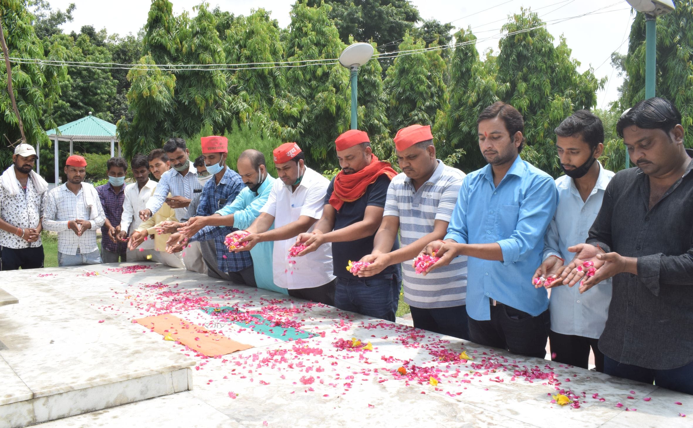फोटो-4- कारगिल विजय दिवस पर शहीद उद्यान स्थित शहीद स्तंभ में पुष्प अर्पित करते सपा पदाधिकारी व अन्? फोटो-4- कारगिल विजय दिवस पर शहीद उद्यान स्थित शहीद स्तंभ में पुष्प अर्पित करते सपा पदाधिकारी व अन्?