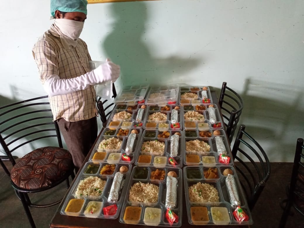 कोविड अस्पताल में चिकित्सकों और अन्य स्टाफ का खाना कोविड अस्पताल में चिकित्सकों और अन्य स्टाफ का खाना