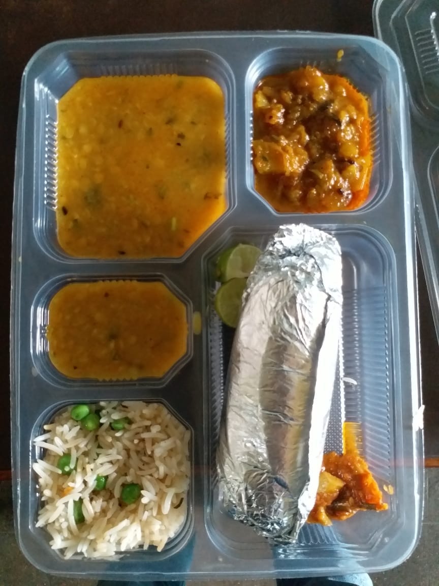 कोविड अस्पताल में भर्ती मरीजों का खाना कोविड अस्पताल में भर्ती मरीजों का खाना
