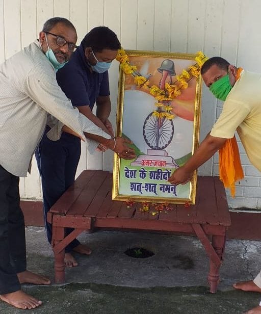 बाजपुर के गांव हरिपुरा में कारगिल शहीदों को श्रद्धांजलि देते समाज सेवी।