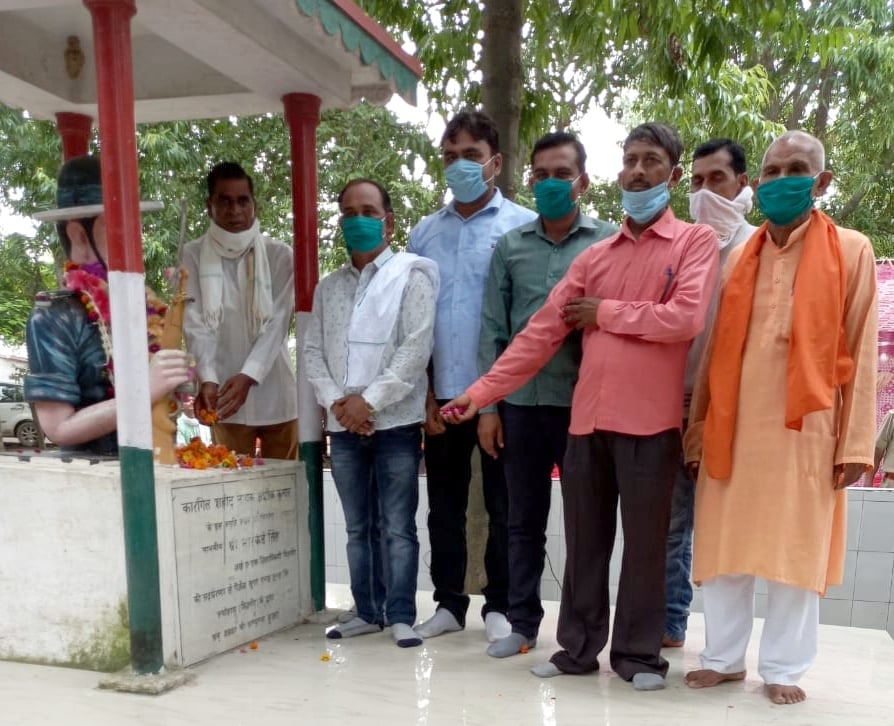 नूरपुर के ग्राम फीना में कारगिल शहीद अशोक की प्रतिमा पर पुष्प अर्पित करते ग्रामवासी। नूरपुर के ग्राम फीना में कारगिल शहीद अशोक की प्रतिमा पर पुष्प अर्पित करते ग्रामवासी।