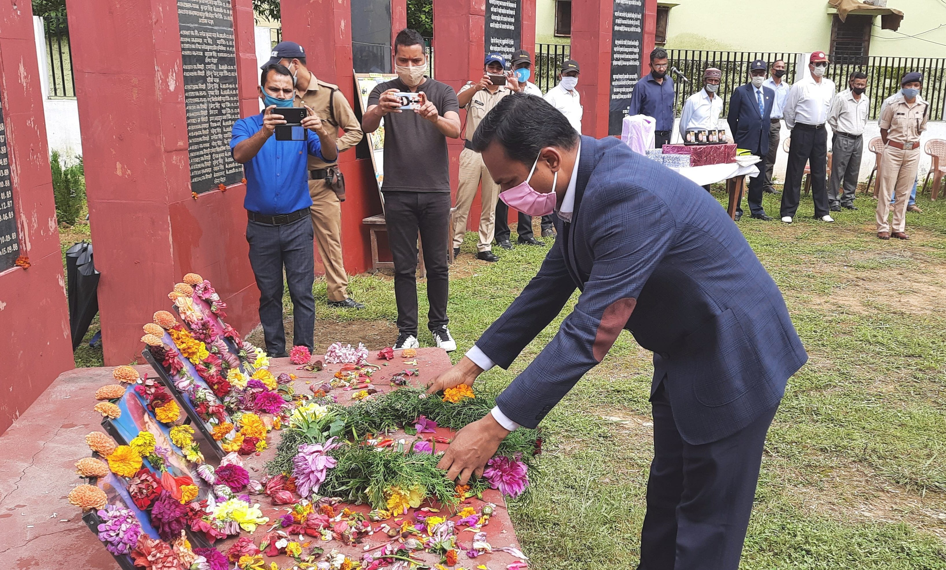 पिथौरागढ़ कारगिल विजय दिवस पर शहीदों को डीएम ने पुष्प अर्पित कर श्रद्घांजलि दी। संवाद न्यूज एजे? पिथौरागढ़ कारगिल विजय दिवस पर शहीदों को डीएम ने पुष्प अर्पित कर श्रद्घांजलि दी। संवाद न्यूज एजे?