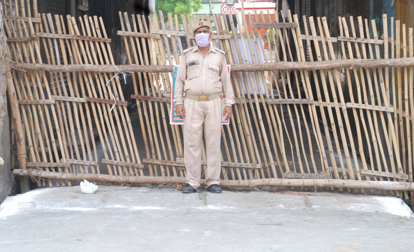 शामली हॉटस्पॉट सैन्टर पर तैनात पुलिसकर्मी शामली हॉटस्पॉट सैन्टर पर तैनात पुलिसकर्मी