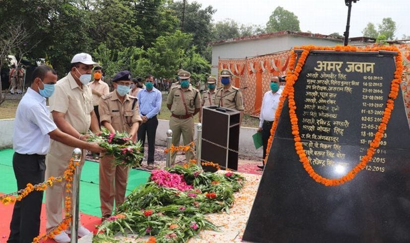 रुद्रपुर की पुलिस लाइन में शहीदों को पुष्पचक्र अर्पित करते विधायक, सीडीओ और एसएसपी।