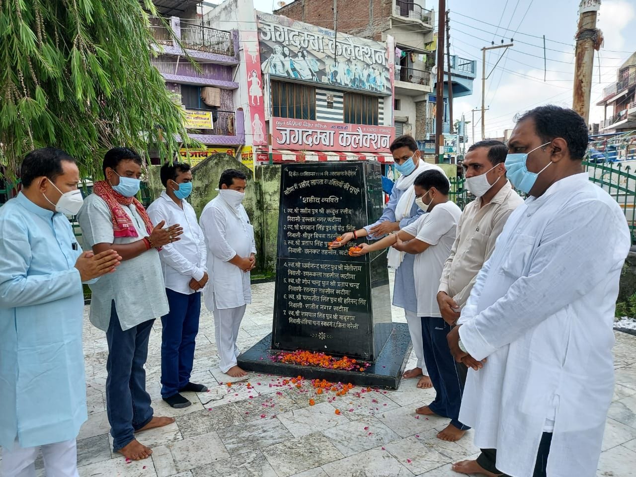 शहीदों की श्रद्धांजलि देते कांग्रेसी।