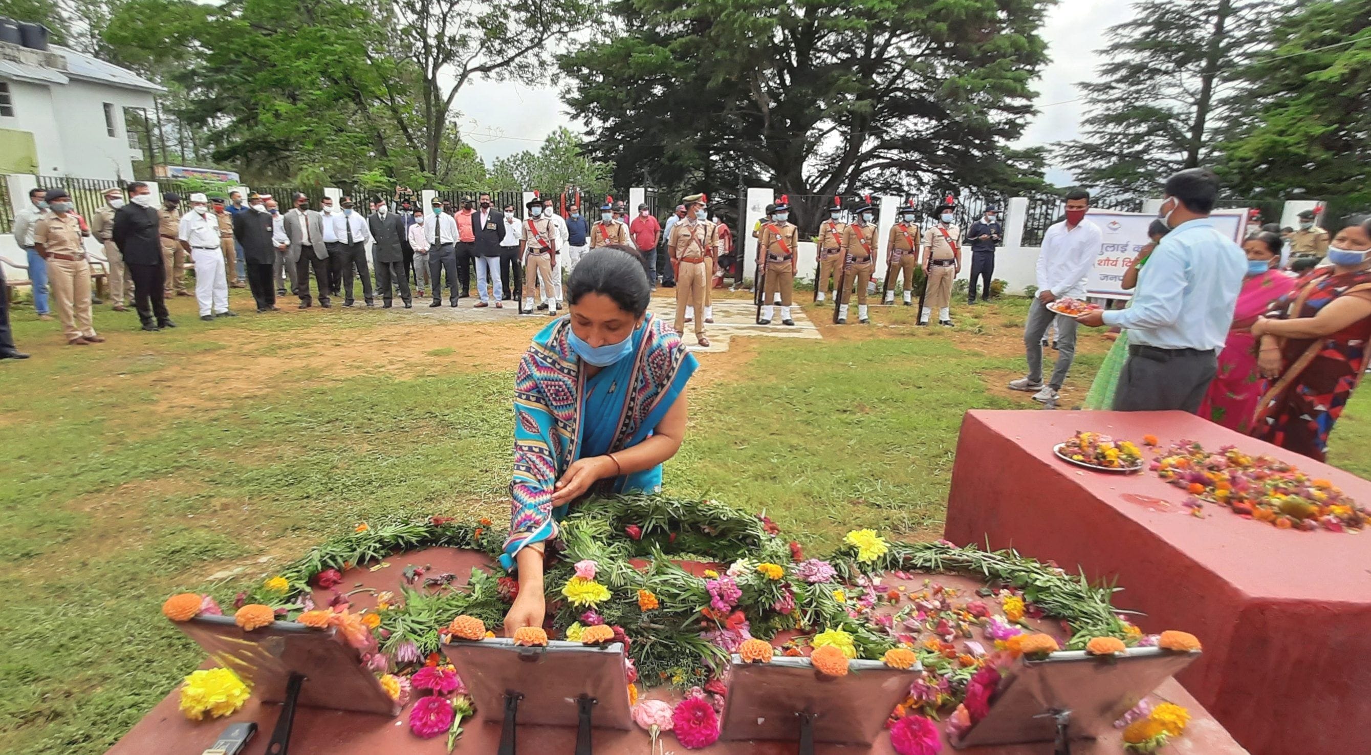 पिथौरागढ़ उल्का मंदिर परिसर में स्थित शहीद स्मारक में श्रद्घांजलि देती वीरांगना। संवाद न्यूज ए? पिथौरागढ़ उल्का मंदिर परिसर में स्थित शहीद स्मारक में श्रद्घांजलि देती वीरांगना। संवाद न्यूज ए?