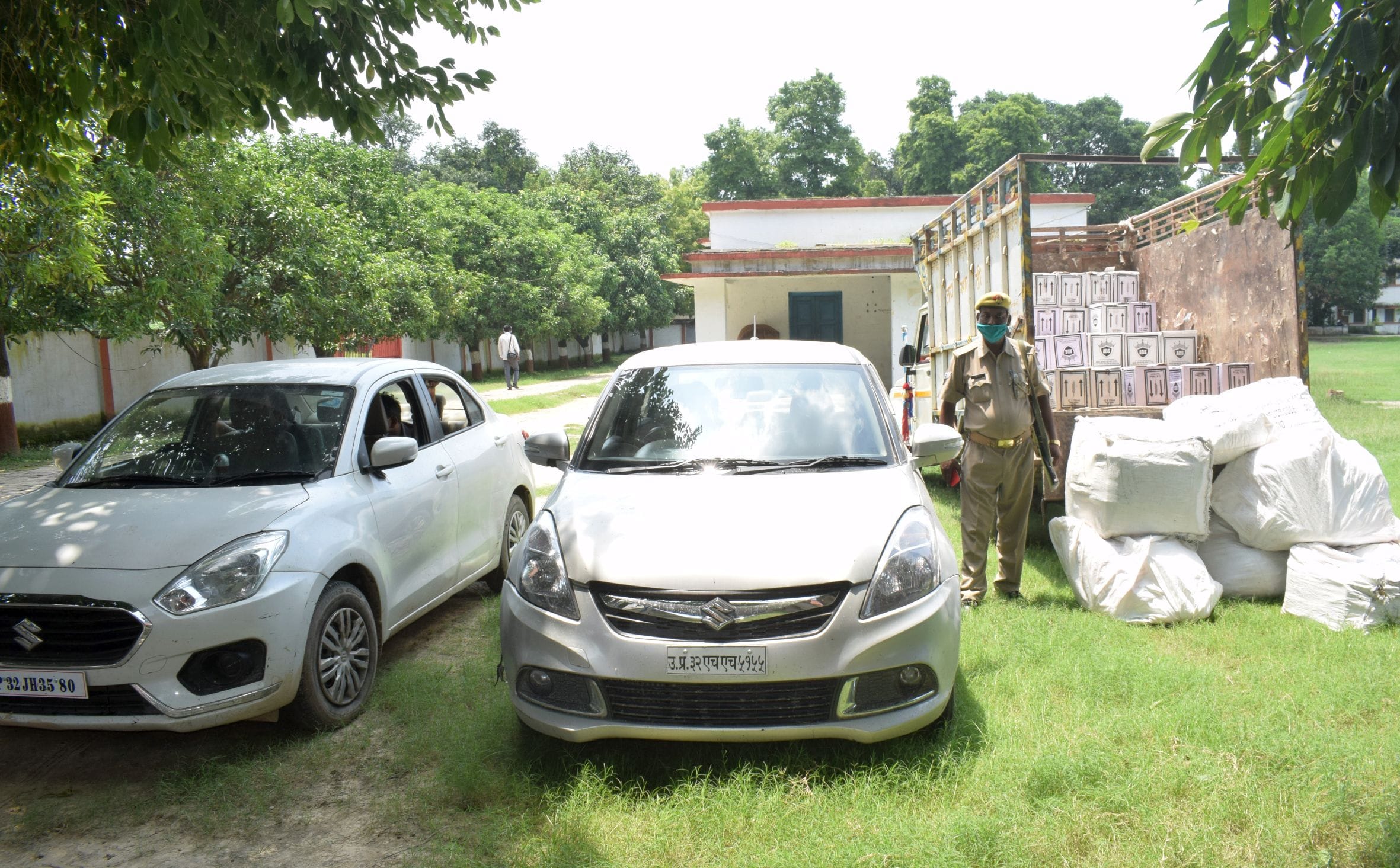 फोटो-6-बरामद कारें और पास ही पिकप डाले में रखी शराब की बोतलें व बोरियों में ढक्कन। संवाद