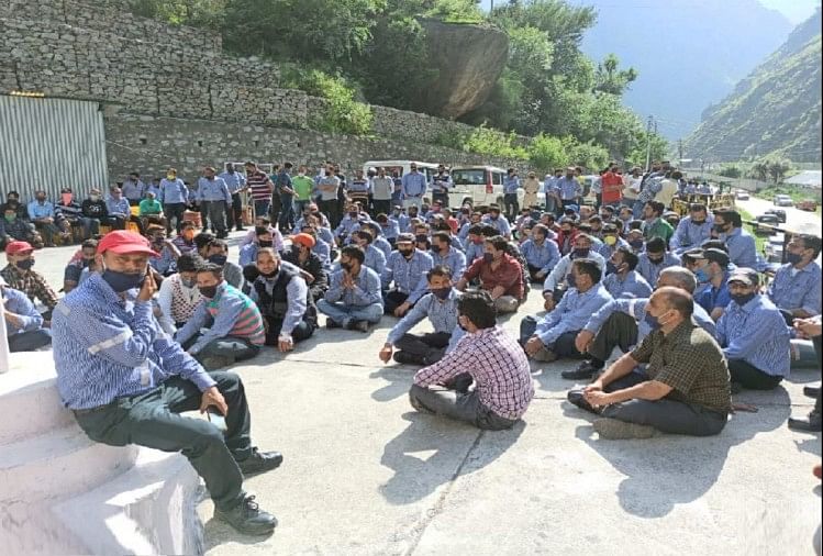 कर्मचारी की आत्महत्या पर कड़छम प्रोजेक्ट में हंगामा; चक्का जाम, पुलिस पर पथराव कर्मचारी की आत्महत्या पर कड़छम प्रोजेक्ट में हंगामा; चक्का जाम, पुलिस पर पथराव