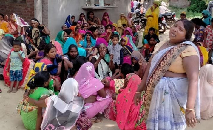 अंतू थाने के बझान में चाचा की गोली से मृत युवक संजय कुमार के बिलखते परिजन। अंतू थाने के बझान में चाचा की गोली से मृत युवक संजय कुमार के बिलखते परिजन।