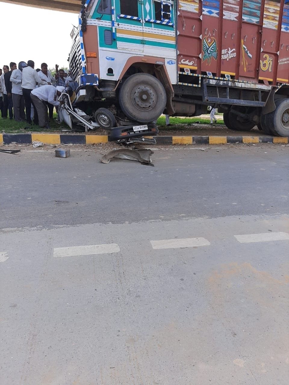 अनूपगढ़ के पास कार पर चढ़ा ट्रक और कार में फंसे लोगों को निकालने की कोशिश करते राहगीर। अनूपगढ़ के पास कार पर चढ़ा ट्रक और कार में फंसे लोगों को निकालने की कोशिश करते राहगीर।