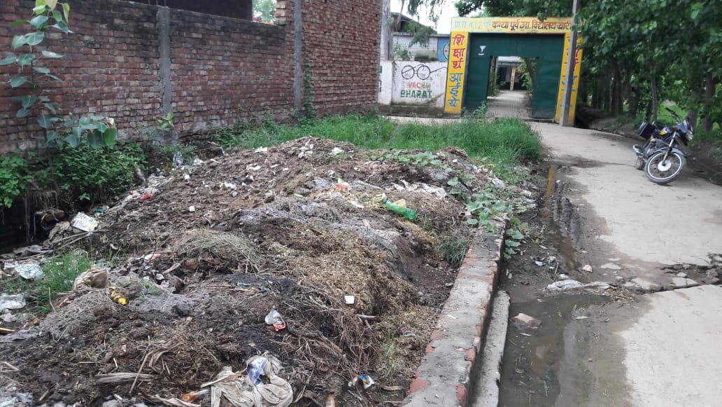 आबादी के बीच स्थित पूर्व माध्यमिक विद्यालय के गेट के सामने पड़ी कुरड़ी आबादी के बीच स्थित पूर्व माध्यमिक विद्यालय के गेट के सामने पड़ी कुरड़ी