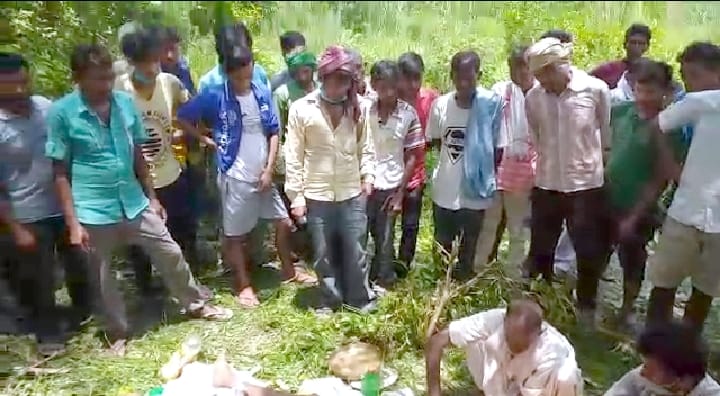 अफजलगढ़ में तंत्र मंत्र से सोनू का इलाज करते तांत्रिक।