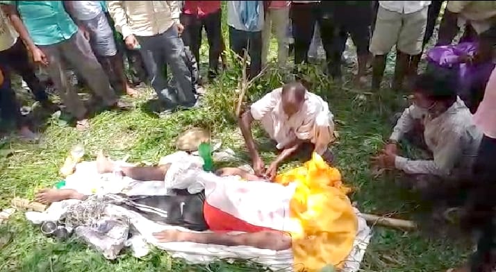 बिजनौर के अफजलगढ़ में तंत्र मंत्र से सोनू का इलाज करते तांत्रिक।