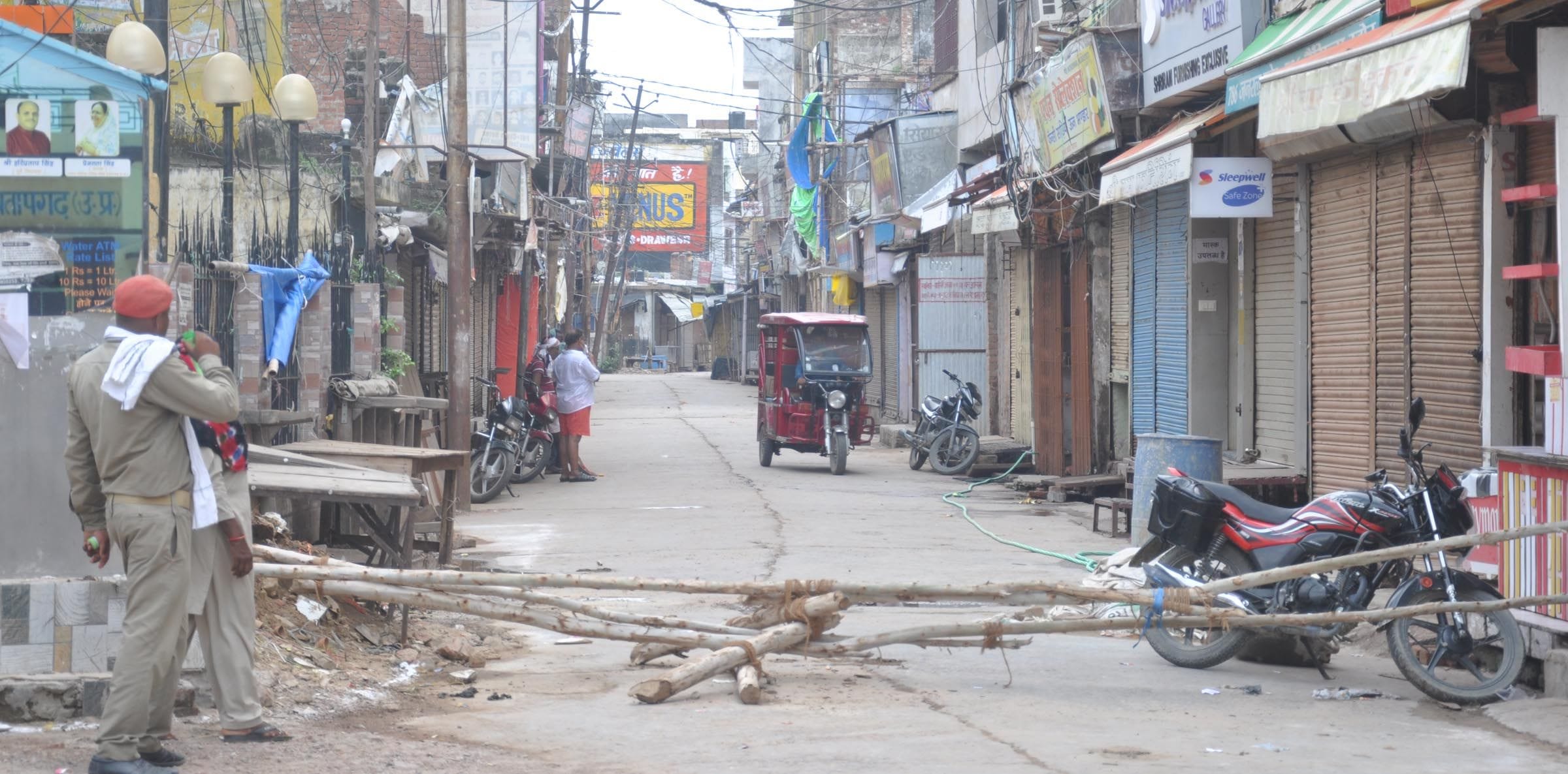 हाटस्पाट क्षेत्र पंजाबी मार्केट में बेरोकटोक फर्राटा भरता ईरिक्सा।