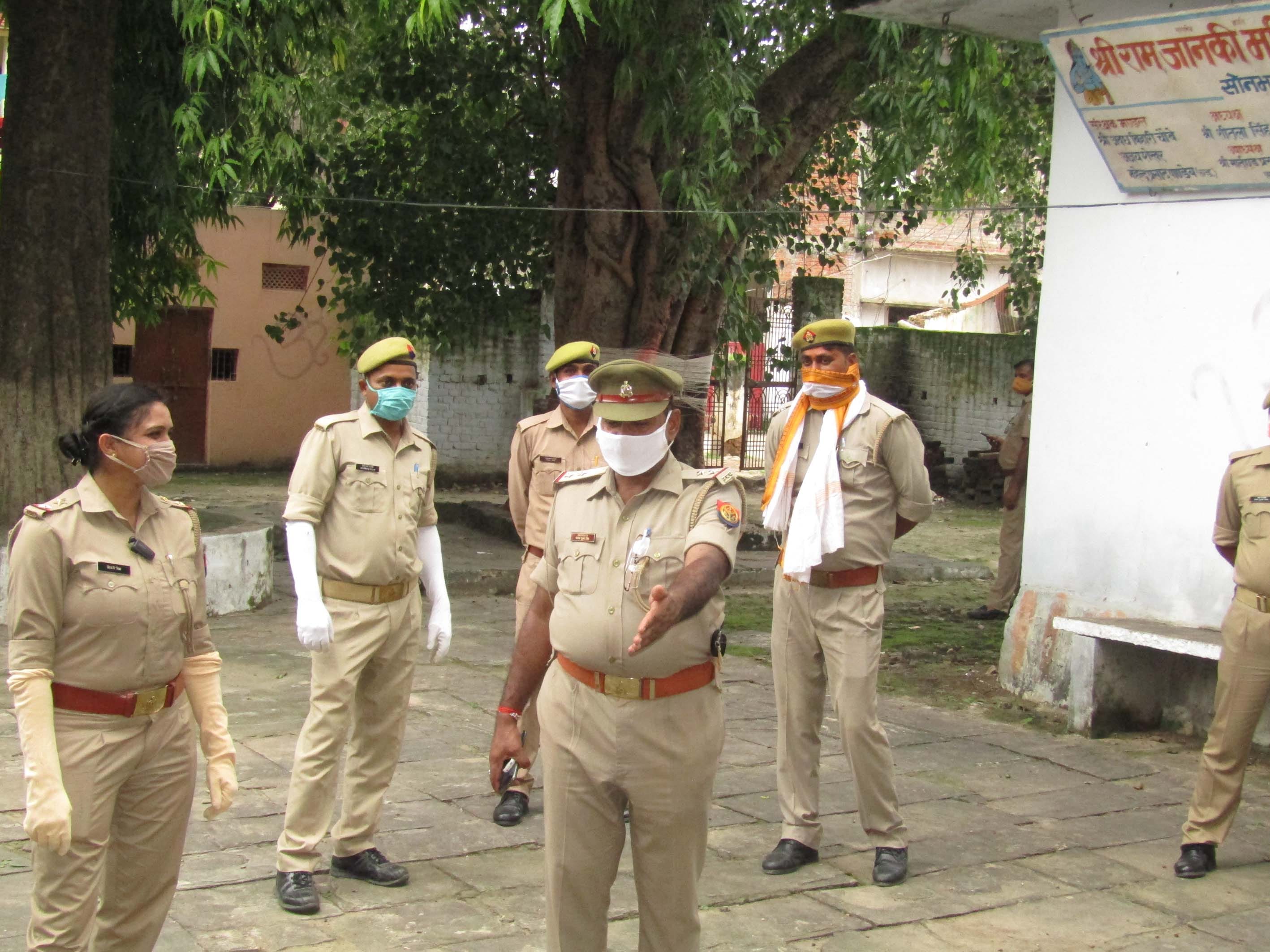 राबर्ट्सगंज रामजानकी मंदिर में  विहंप और बजरंग दल के बैठक के दौरान सुरक्षा व्यवस्था में लगे पुलि?