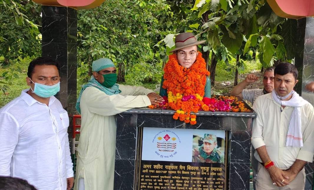 शहीद विकास गुरुंग की मूर्ति पर पुष्पांजलि अर्पित करते जिपंस व अन्य।