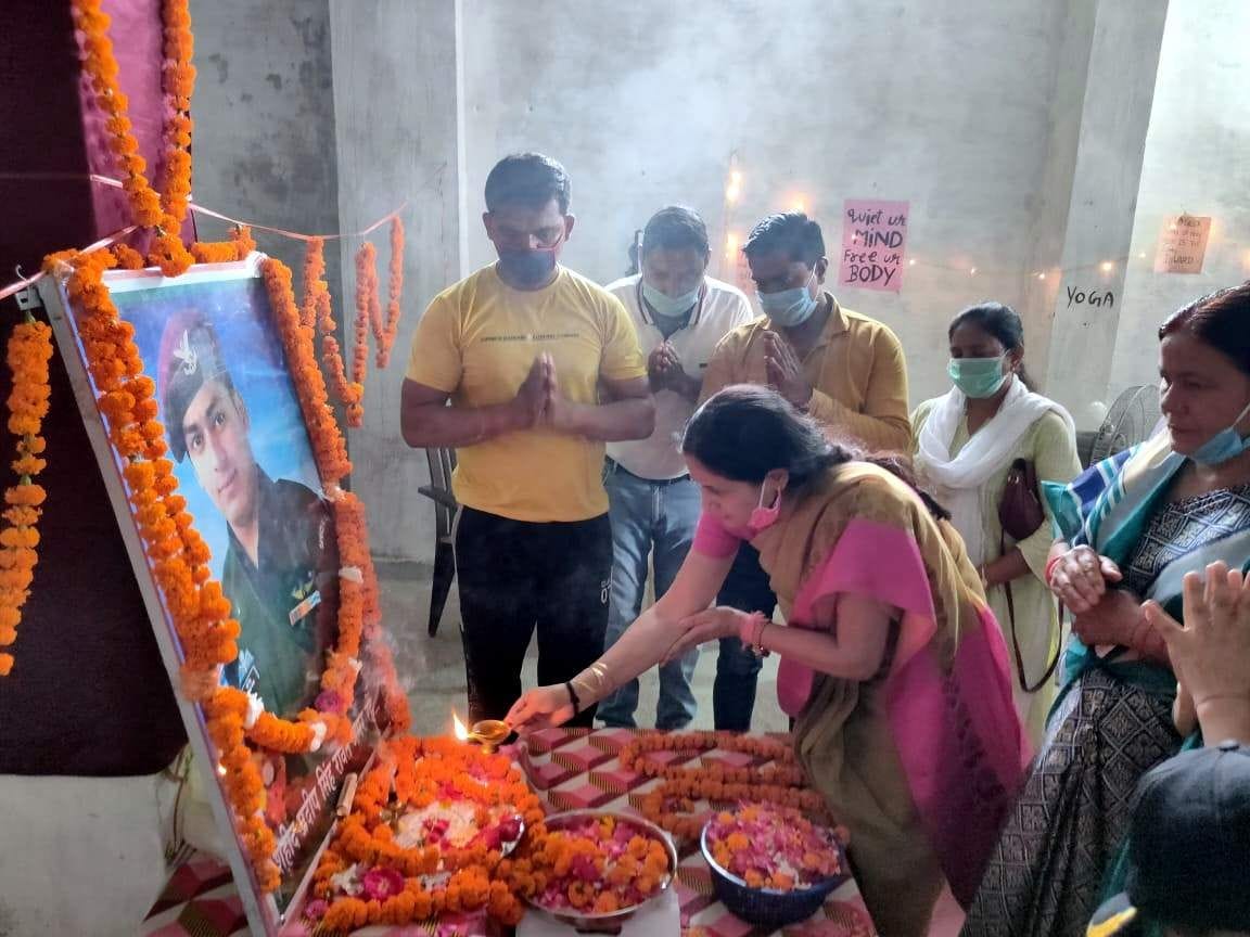 गंगानगर में शहीद प्रदीप रावत की तस्वीर पर पुष्पांजलि अर्पित करतीं मेयर अनिता।
