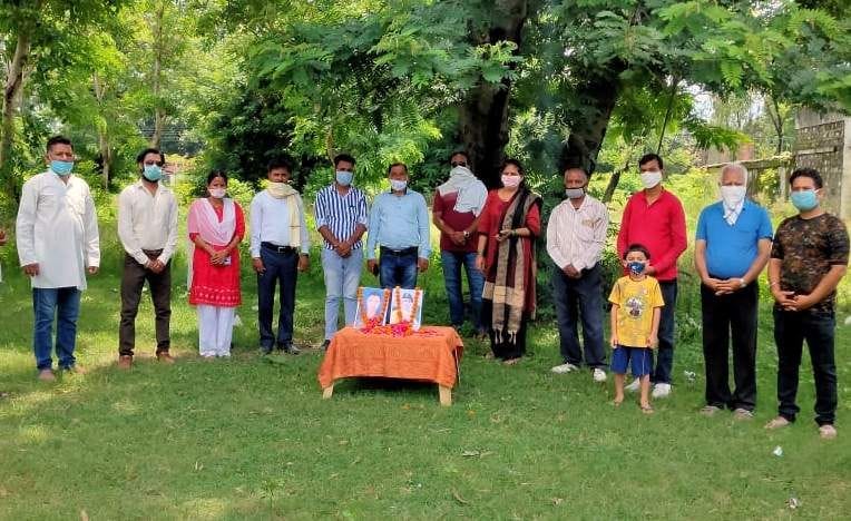 शहीदों को श्रद्घांजलि अर्पित करते वीरभद्र भाजपा मंडल के पदाधिकारी।