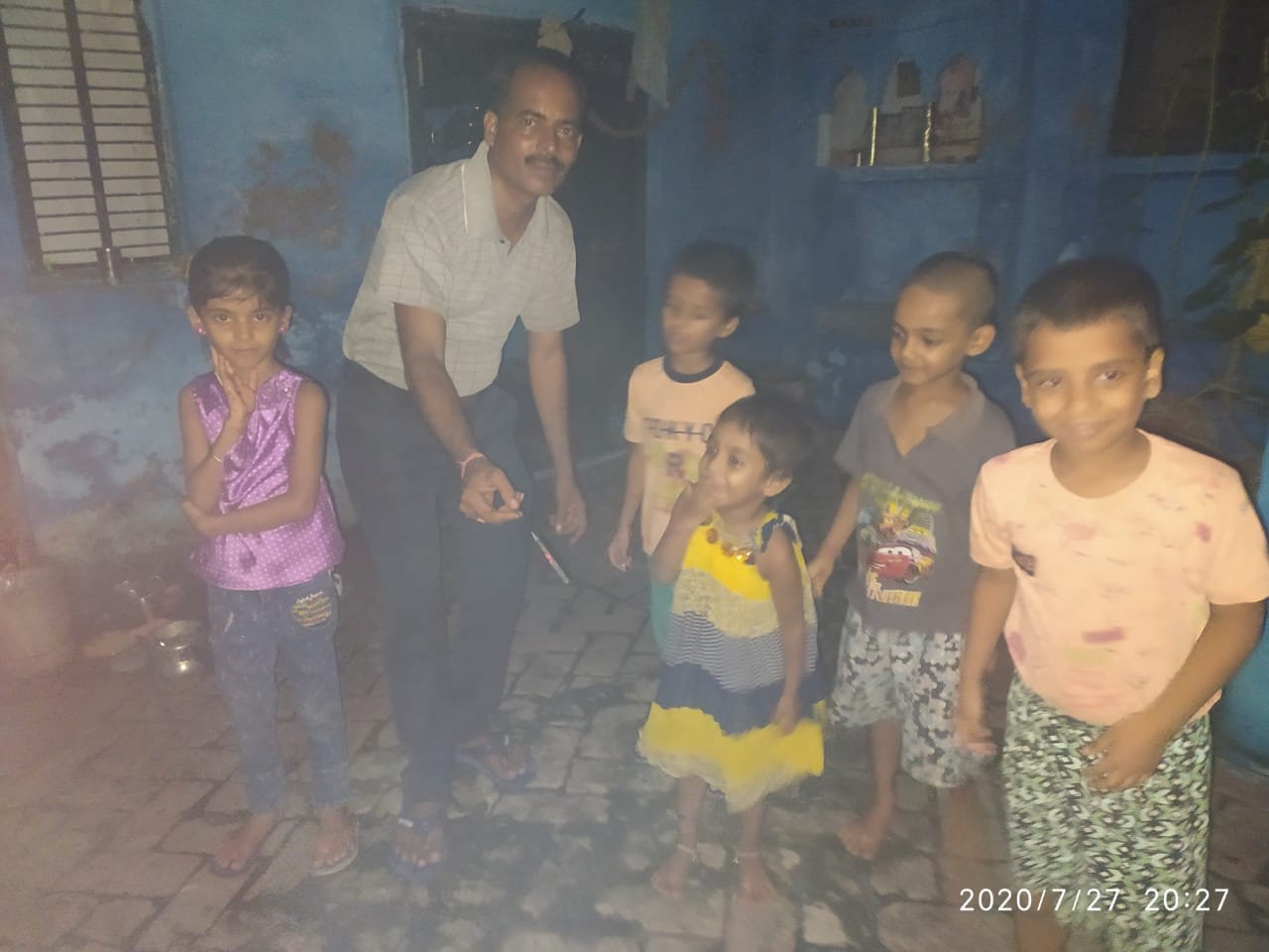 पटाखे जलाकर खुशी मनाते विंग कमांडर अभिषेक के परिजन।