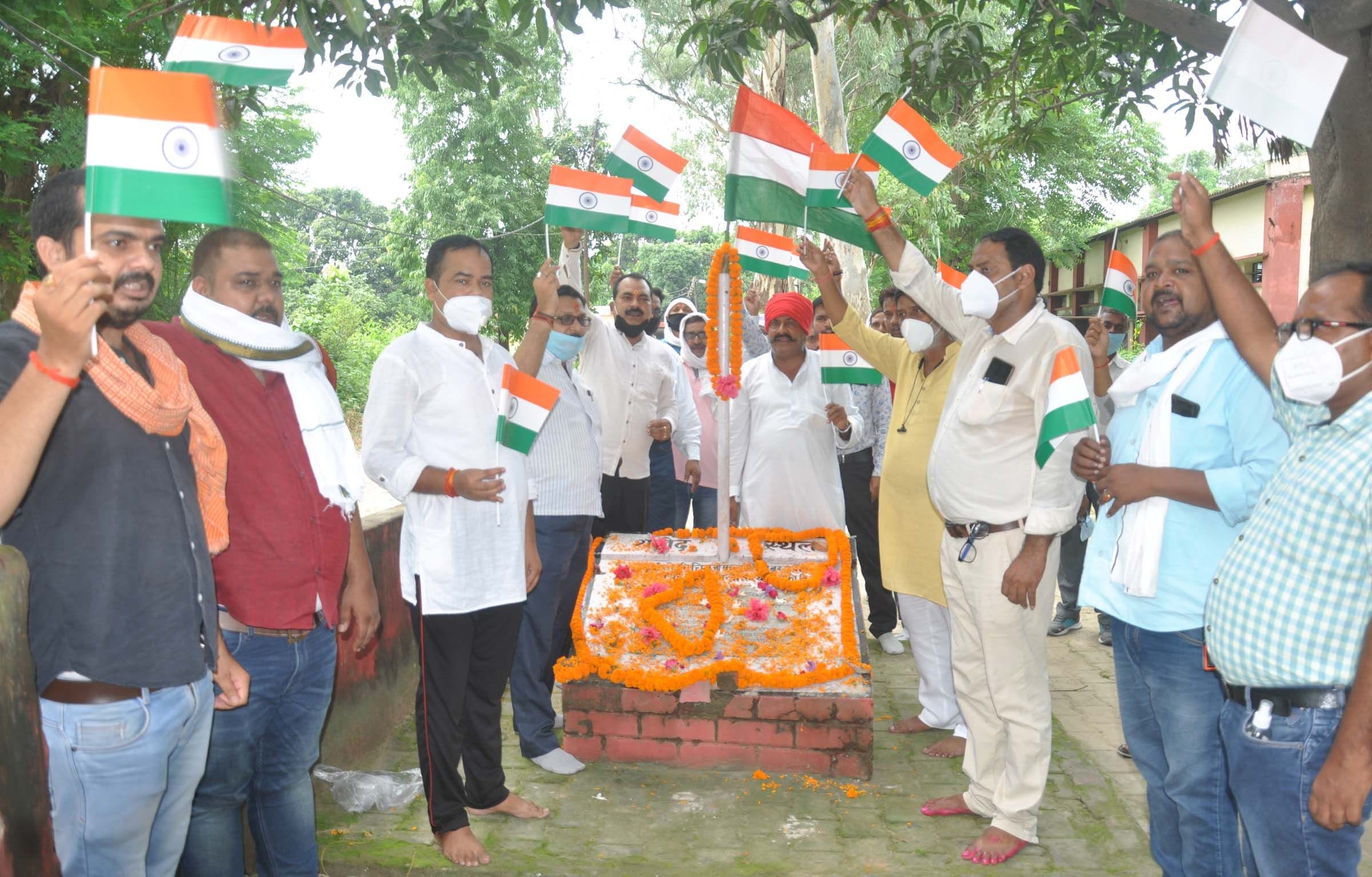 कारगिल विजय दिवस पर आईटीआई स्थित शहीद विजय शुक्ला के शहीद स्मारक पर पुष्प अर्पित कर श्रद्घांजलि ? कारगिल विजय दिवस पर आईटीआई स्थित शहीद विजय शुक्ला के शहीद स्मारक पर पुष्प अर्पित कर श्रद्घांजलि ?