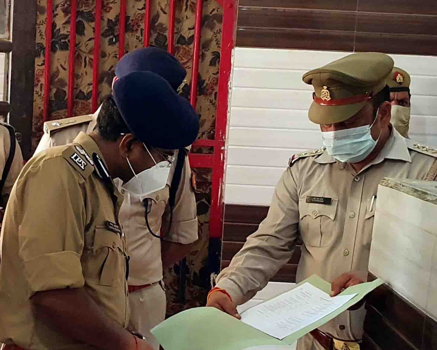 कैराना कोतवाली में टॉप टेन बदमाशों की सूची देखते नोडल अधिकारी चंद्र प्रकाश। कैराना कोतवाली में टॉप टेन बदमाशों की सूची देखते नोडल अधिकारी चंद्र प्रकाश।