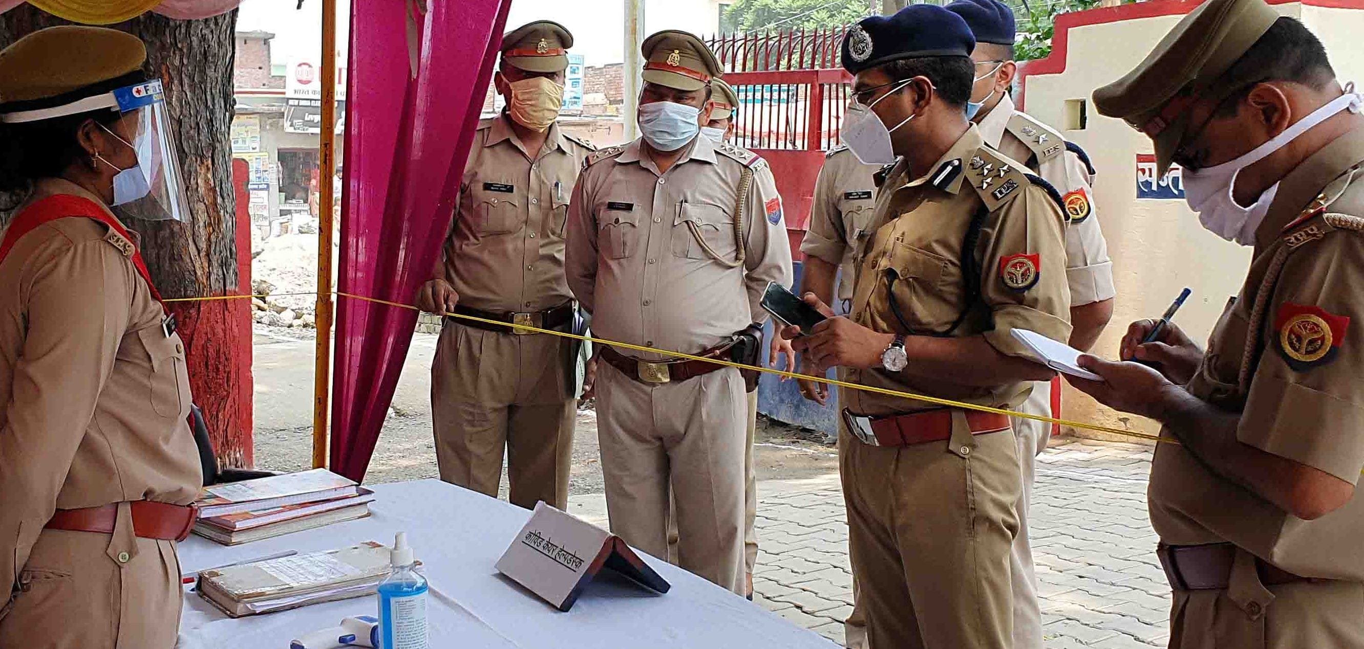 कैराना कोतवाली में कोरोना हेल्प डेस्क पर महिला पुलिसकर्मी से बात करते नोडल अधिकारी और पीटीएस उन? कैराना कोतवाली में कोरोना हेल्प डेस्क पर महिला पुलिसकर्मी से बात करते नोडल अधिकारी और पीटीएस उन?