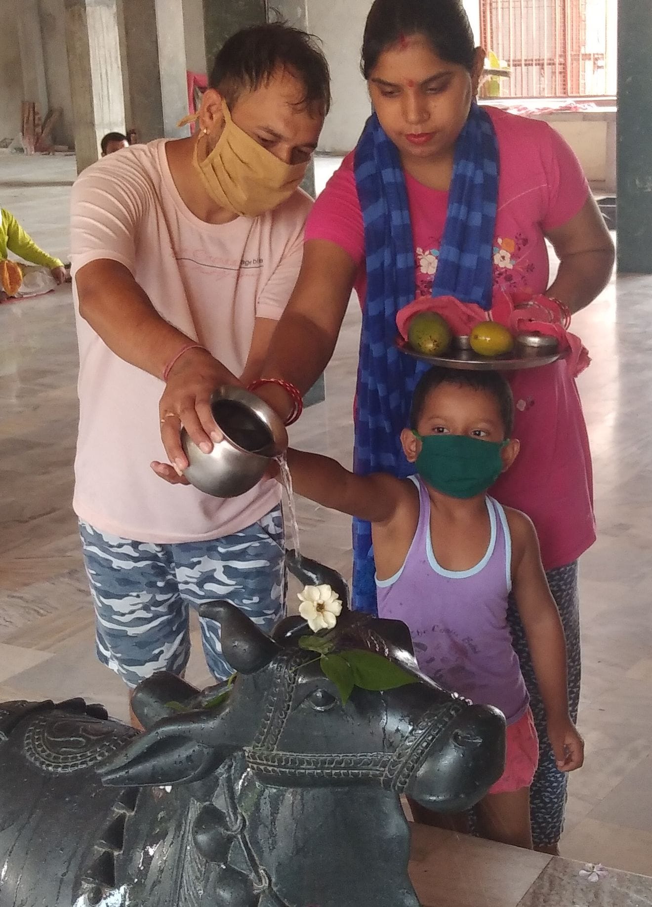 शामली के सती माता मंदिर में जलाभिषेक करते श्रद्धालु शामली के सती माता मंदिर में जलाभिषेक करते श्रद्धालु
