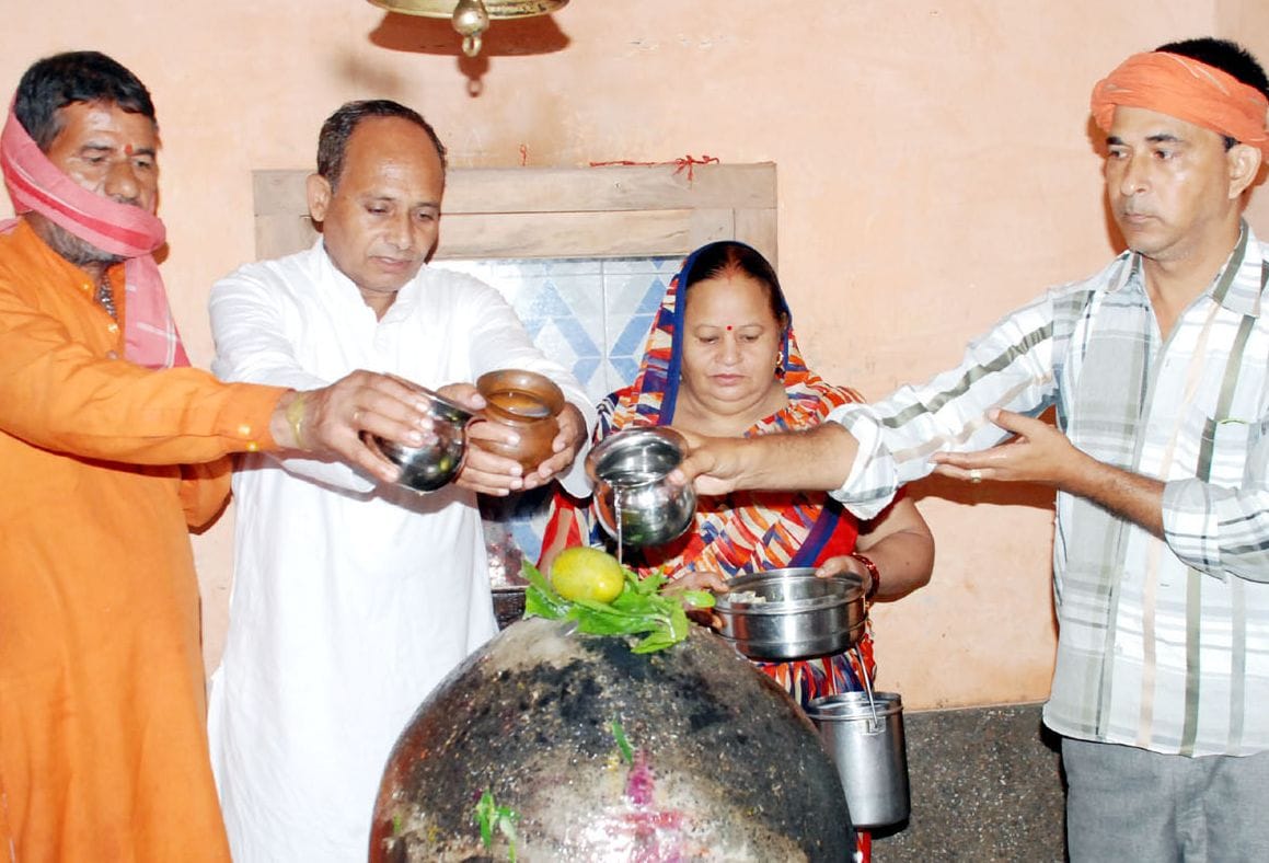 शामली के शिव मंदिर में जलाभिषेक करते श्रद्धालु शामली के शिव मंदिर में जलाभिषेक करते श्रद्धालु