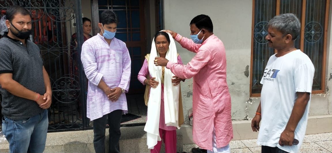 कारगिल शहीदों के परिजनों को शॉल ओढ़ाकर सम्मानित करते वन पंचायत सलाहकार परिषद के उपाध्यक्ष करन व?