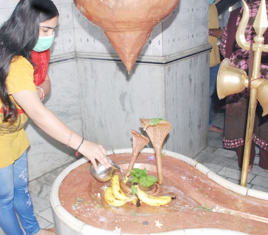 शामली के हनुमान धाम पर जलाभिषेक करती युवती शामली के हनुमान धाम पर जलाभिषेक करती युवती