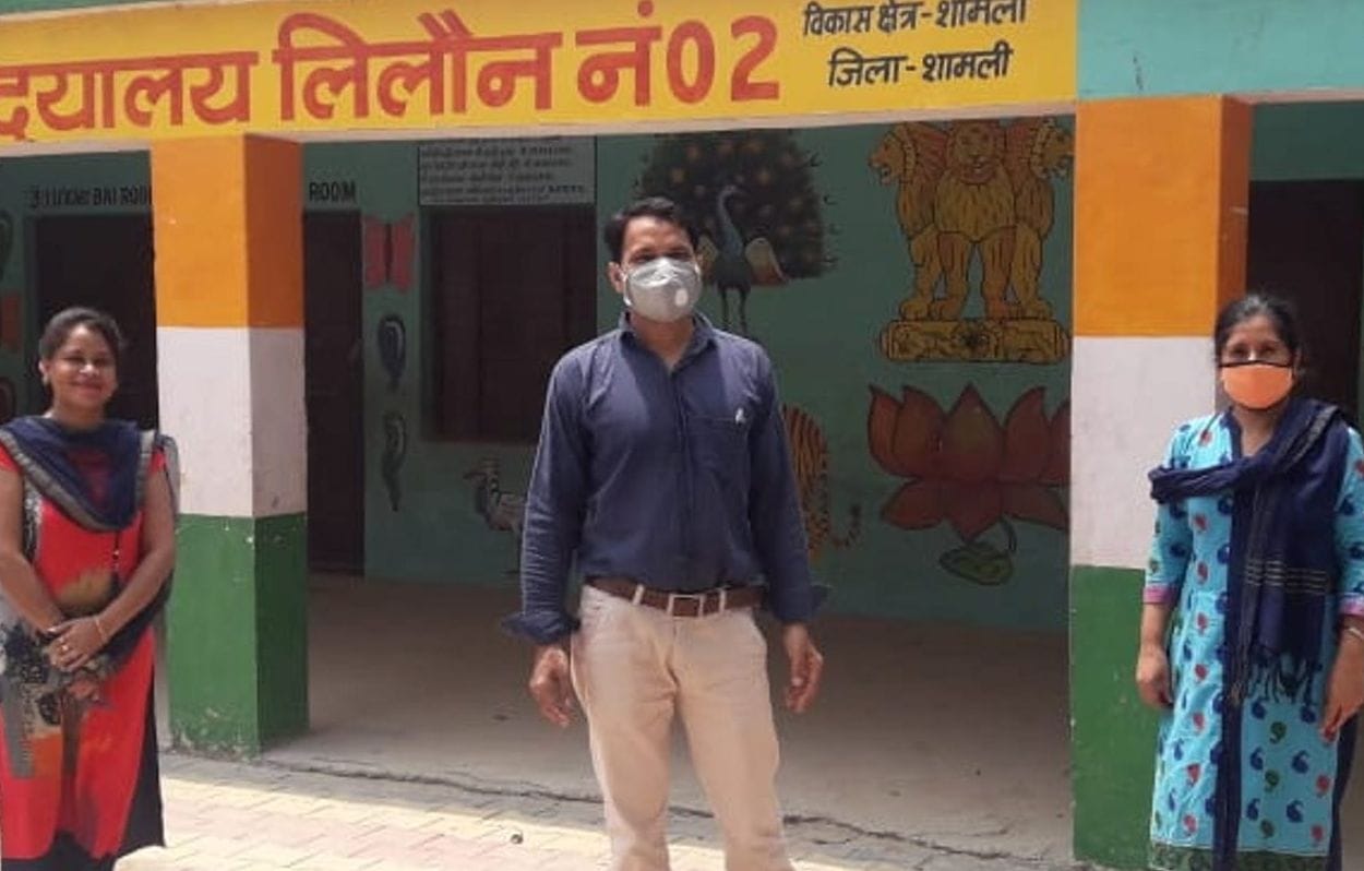 शामली क्षेत्र के गांव लिलौन  प्राथमिक विद्यायल न02 में  मौजूद शिक्षक व शिक्षिकाएं