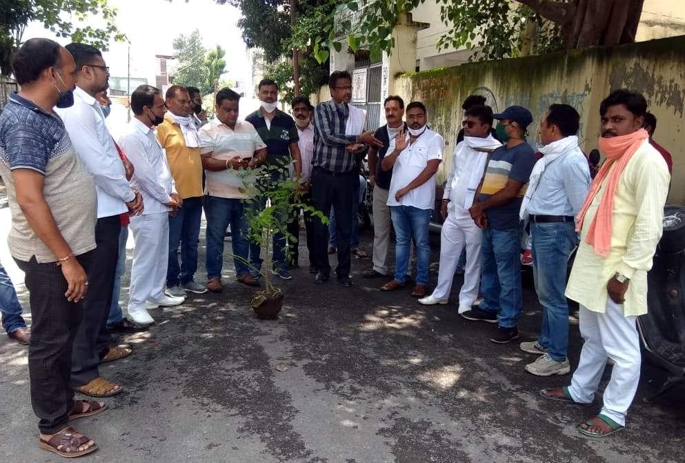 शहीदों की याद में पौधा रोपण के लिए एकत्रित व्यापारी।
