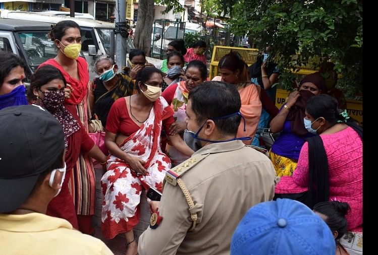 Lucknow: les eunuques se sont affrontés devant le poste de police sur la division de la zone, l’agitation a duré une heure devant le poste de police, la police a poursuivi Une agitation d’une heure a duré devant la police, la police chassé