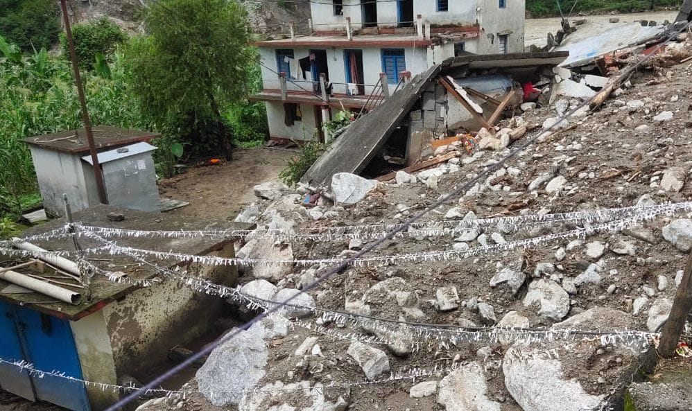 बंगापानी तहसील के मोरी गांव में मलबे से तबाह घर। संवाद बंगापानी तहसील के मोरी गांव में मलबे से तबाह घर। संवाद