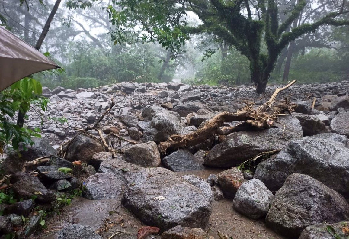जारा जिबली गांव में लोगों के आंगन बोल्डर और मलबे से पट गए।