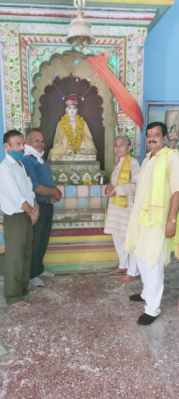 तुलसी मानस मंदिर बाबा घाट पर तुलसी जयंती के अवसर पर मौजूद श्रद्धालु। तुलसी मानस मंदिर बाबा घाट पर तुलसी जयंती के अवसर पर मौजूद श्रद्धालु।