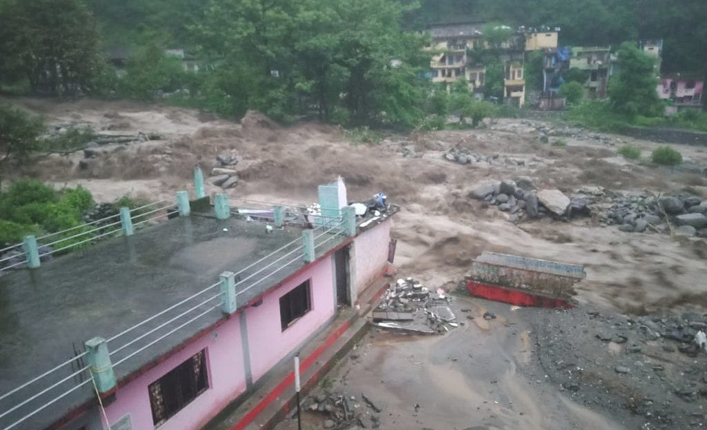 धारचूला के गलाती में इस स्थान पर मकान खतरे की जद में आ गए हैं। धारचूला के गलाती में इस स्थान पर मकान खतरे की जद में आ गए हैं।