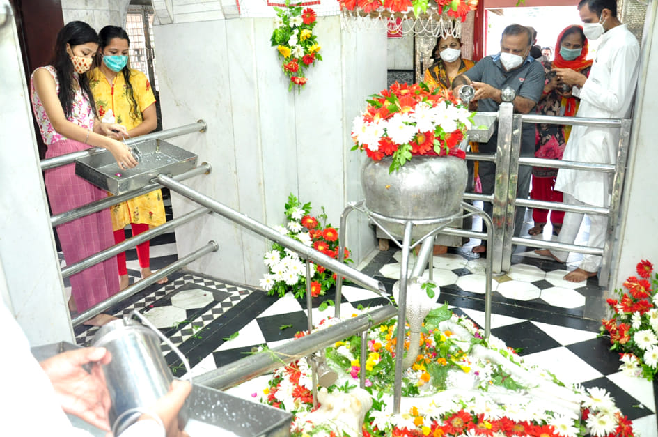 सहारनपुर में सावन के सोमवार पर भूतेश्वर महादेव मन्दिर में जलाभिषेक करते श्रद्घालु