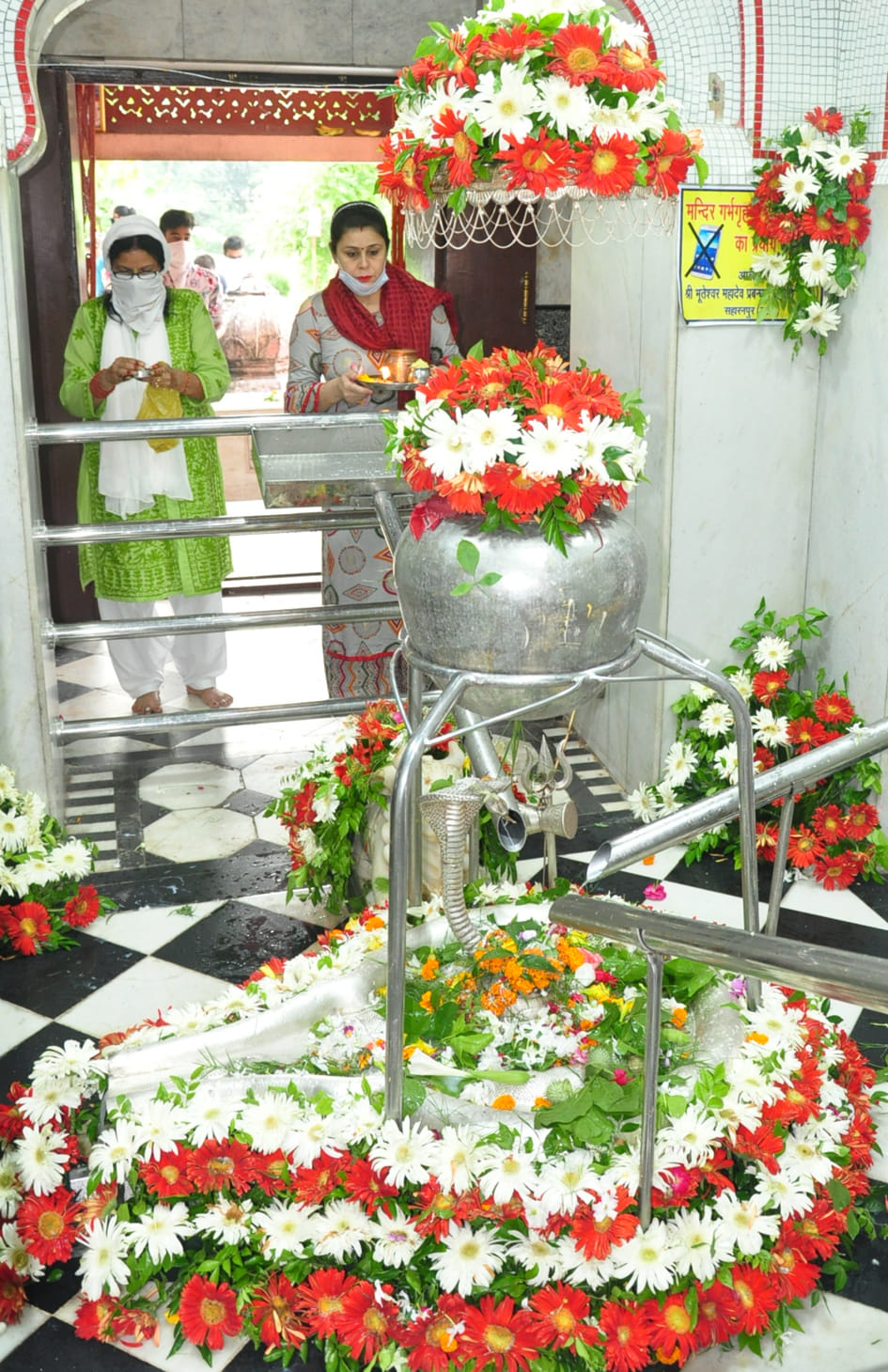 सहारनपुर में सावन के सोमवार पर भूतेश्वर महादेव मन्दिर में जलाभिषेक करते श्रद्घालु