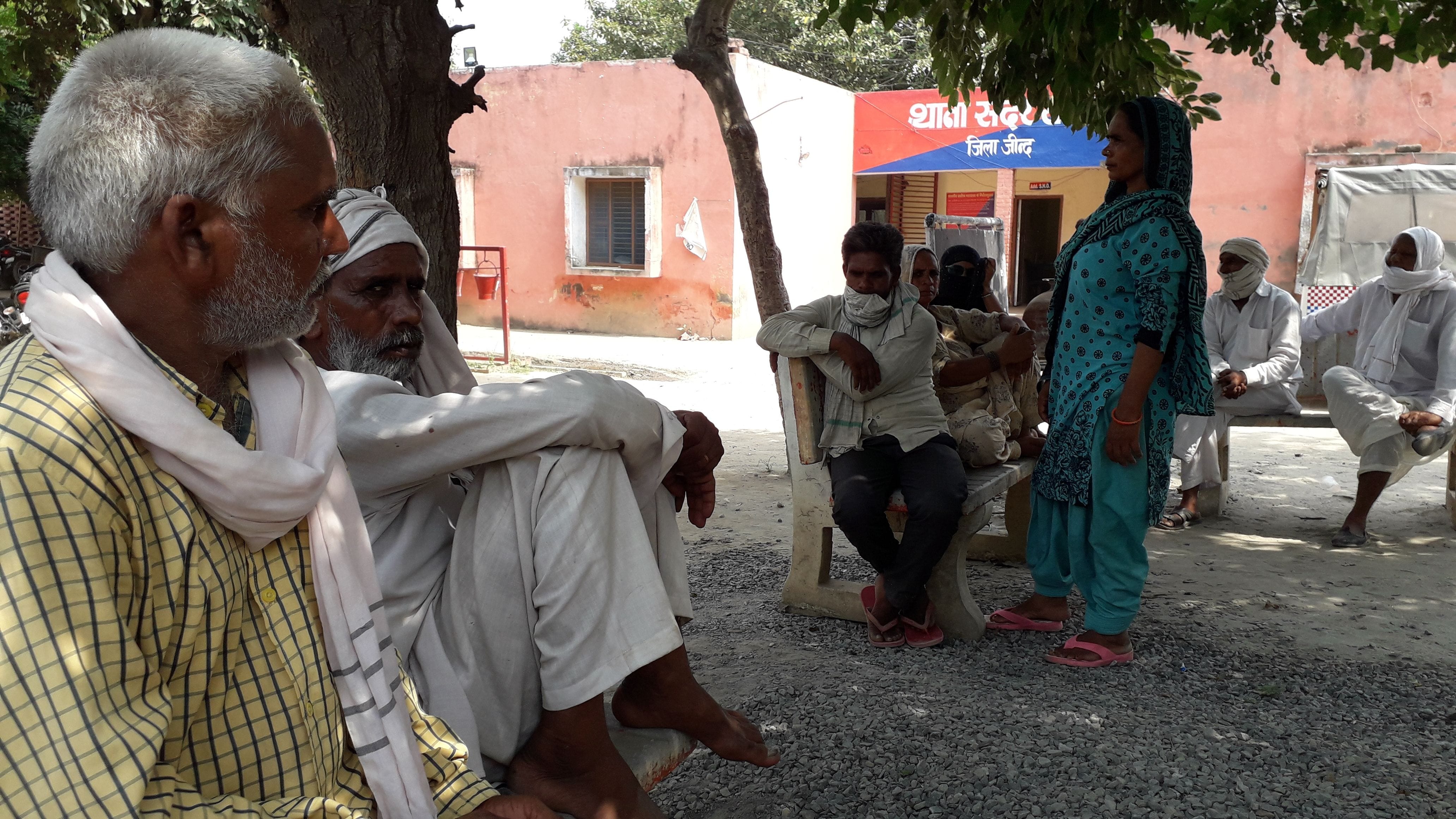 सफीदों थाना में पूछताछ के लिए बुलाई गई जुम्मादीन की बहन, भाई और साली। सफीदों थाना में पूछताछ के लिए बुलाई गई जुम्मादीन की बहन, भाई और साली।