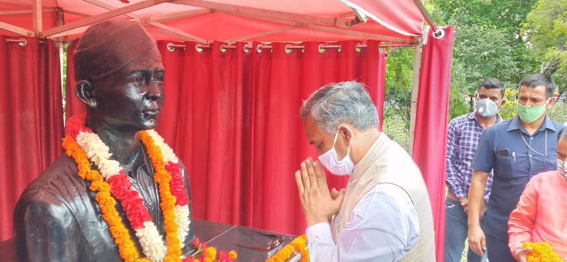 शहीद दुर्गा मल्ल को श्रद्धांजलि अर्पित करते मुख्यमंत्री त्रिवेंद्र सिंह रावत। शहीद दुर्गा मल्ल को श्रद्धांजलि अर्पित करते मुख्यमंत्री त्रिवेंद्र सिंह रावत।