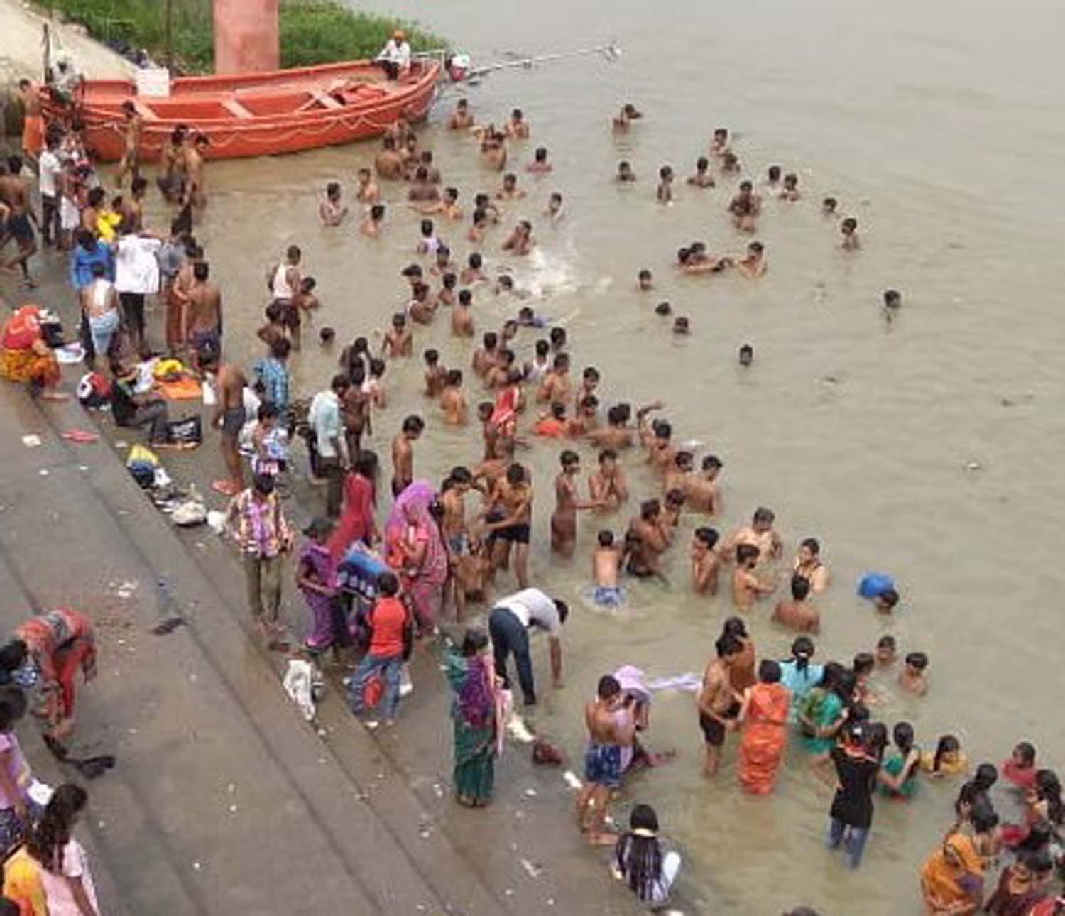 सावन के सोमवार को ओमघाट में गंगा स्नान करते श्रद्घालु सावन के सोमवार को ओमघाट में गंगा स्नान करते श्रद्घालु