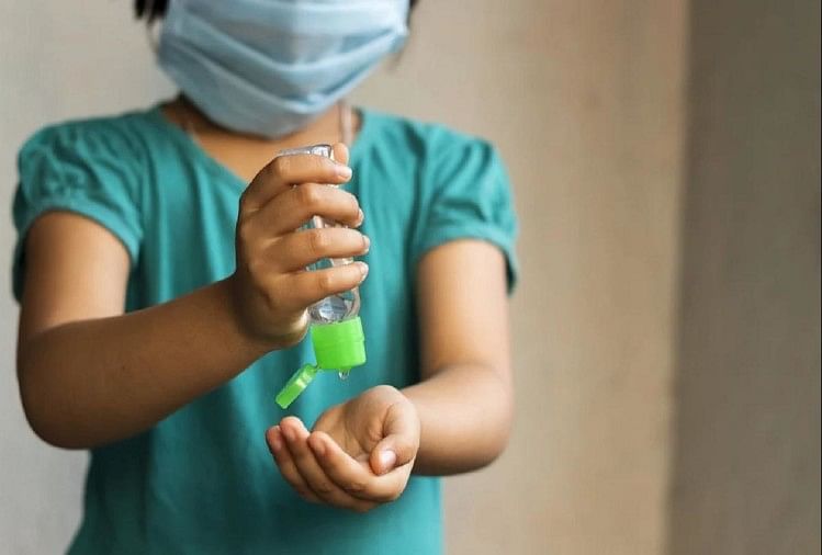 Coronavirus What Amount Of Sanitizer Should Use By Young Children Covid 19 Question Answer - छोटे बच्चों को कितनी मात्रा में सैनिटाइजर का इस्तेमाल करना चाहिए? जानिए क्या कहते हैं ...