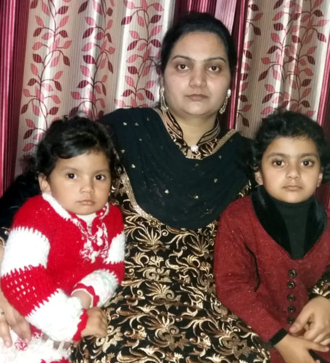 आतिया साबरी बेटियों के साथ। आतिया साबरी बेटियों के साथ।