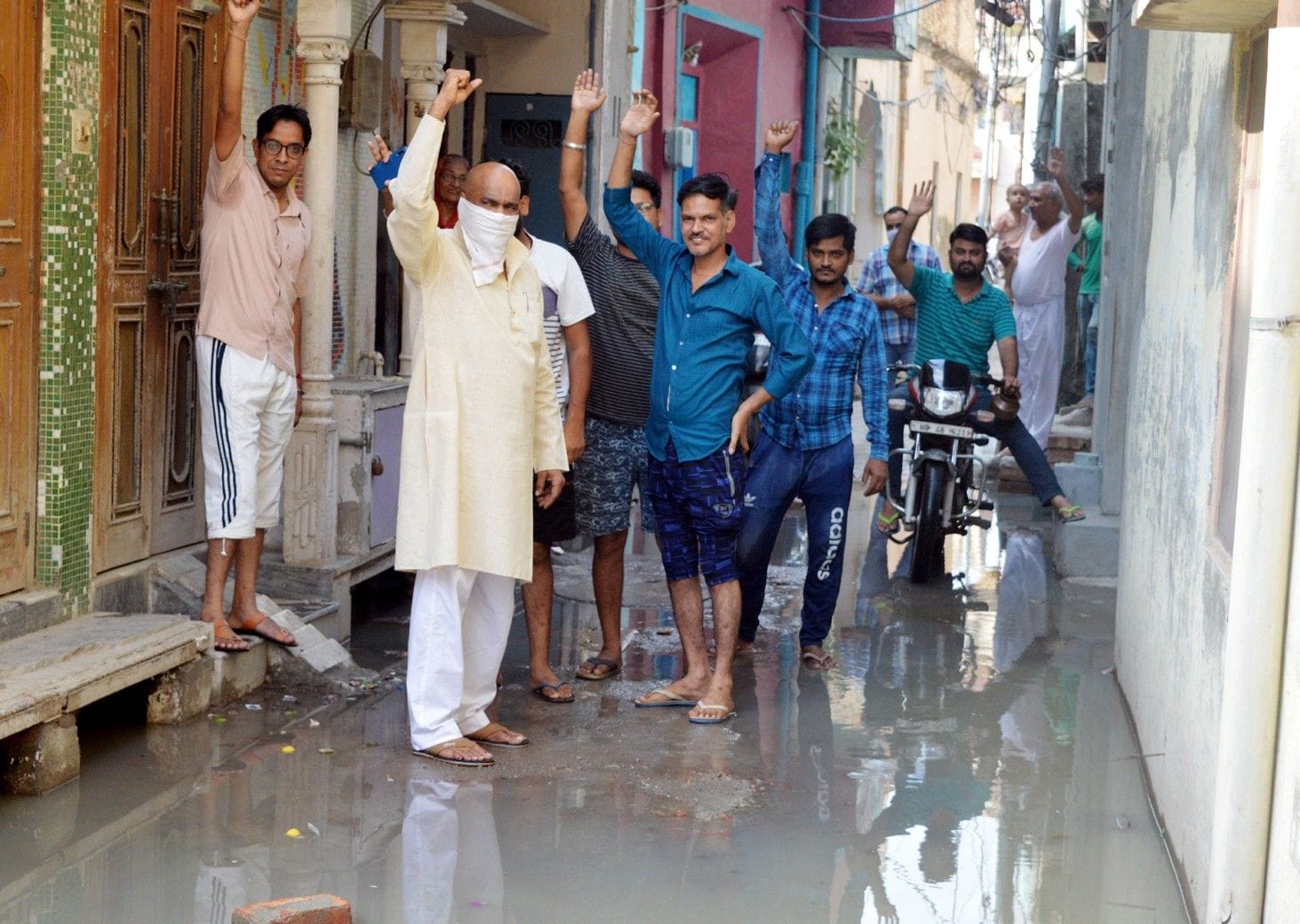 घरों के आगे भरे सीवर के गंदे पानी से परेशान हालु बाजार क्षेत्रवासी प्रशासन के खिलाफ नारेबाजी करत? घरों के आगे भरे सीवर के गंदे पानी से परेशान हालु बाजार क्षेत्रवासी प्रशासन के खिलाफ नारेबाजी करत?