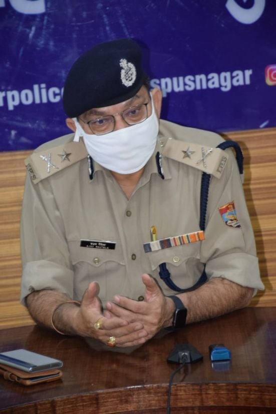 ुद्रपुर में पत्रकार वार्ता करते आईजी अजय रौतेला।